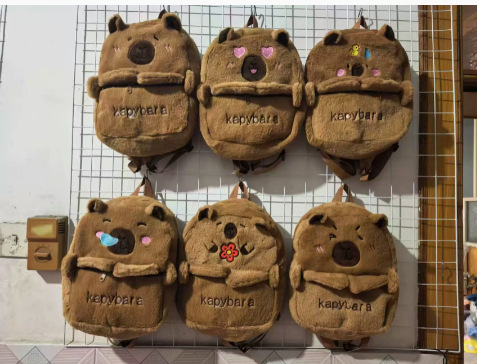 2024 nueva mochila de carpincho de felpa Kapibala linda bolsa de piel de todo fósforo mochila de estudiante de dibujos animados femenina