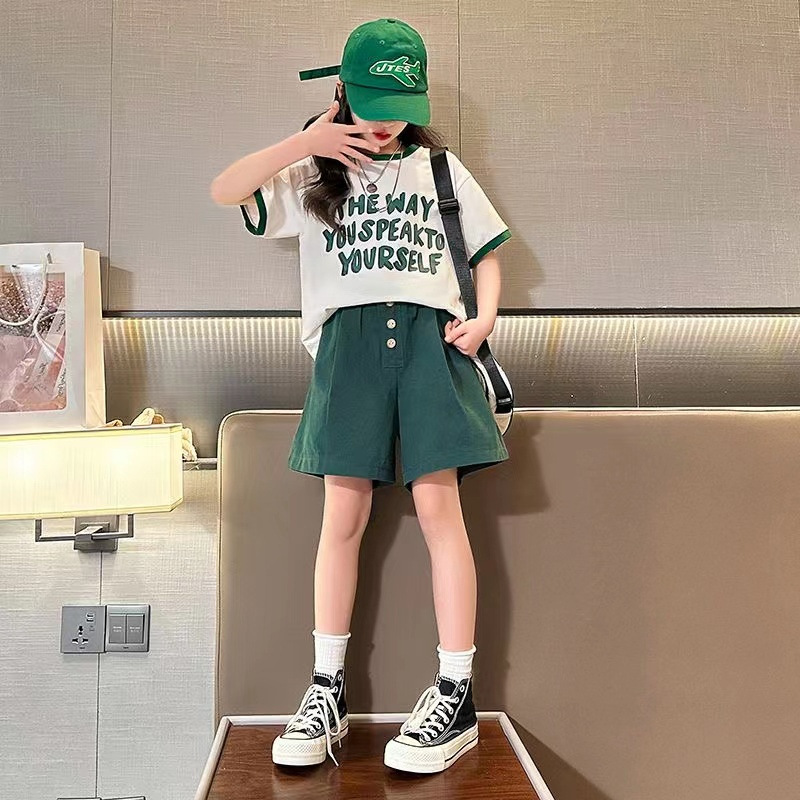 Traje de verano para niñas 2024 Nuevo estilo occidental de los niños de moda de manga corta casual mediano y grandes pantalones cortos de verano para niños traje de dos piezas