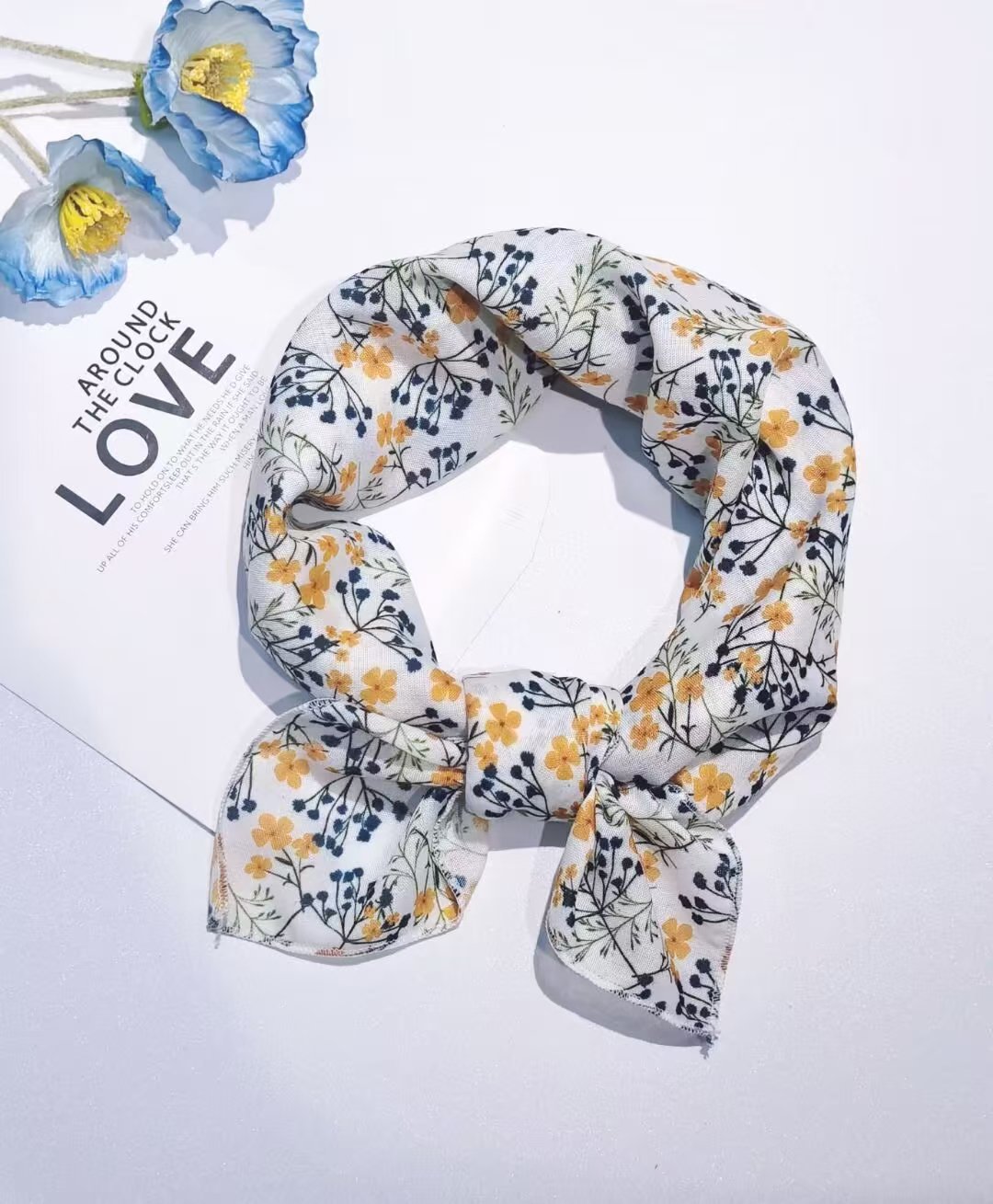 다양한 색상의 꽃 3개