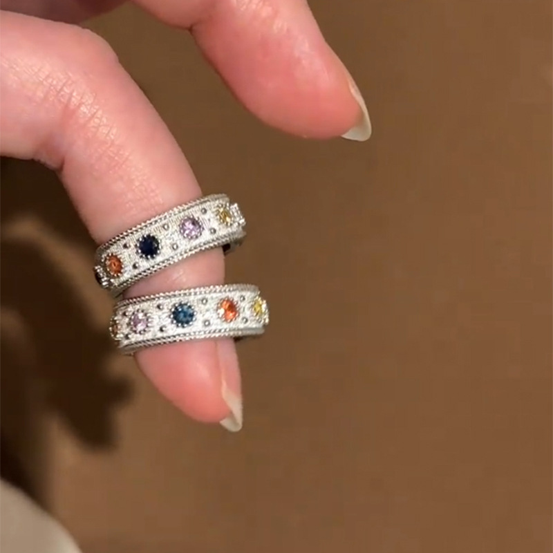 Pequeño libro rojo estilo explosivo anillo de diamantes flash diseño de nicho femenino lujo ligero anillo de sentido de alta calidad con incrustaciones anillo de dedo alimentador