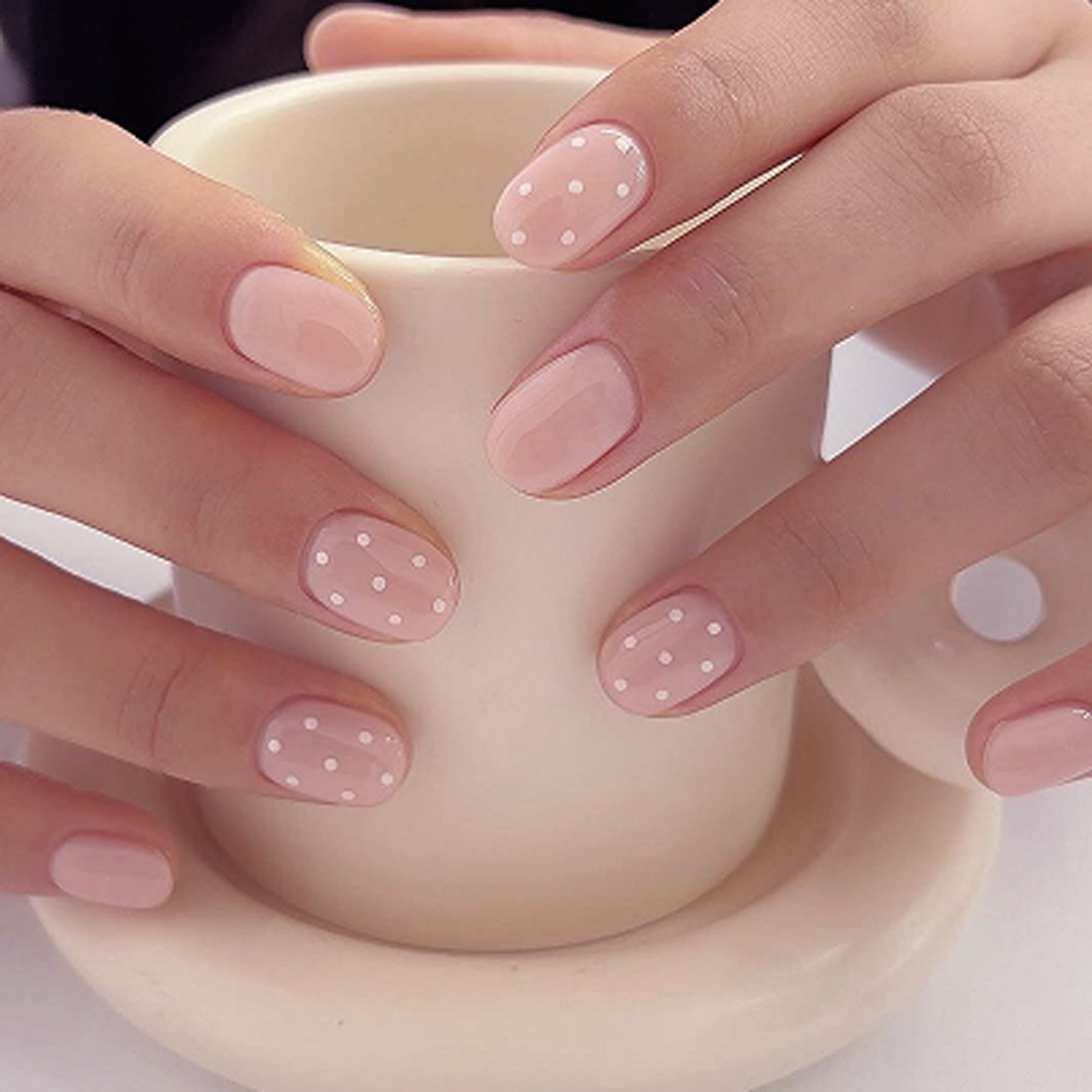 Simple white polka dot short round press-on nails, wearable fake nails, finished nail pieces wholesale