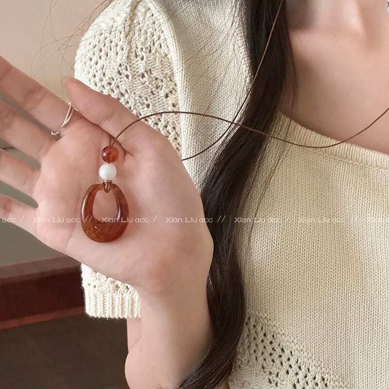 简约抽象镂空几何吊坠项链女2025新款高级感黑皮绳毛衣链挂脖配饰|undefined