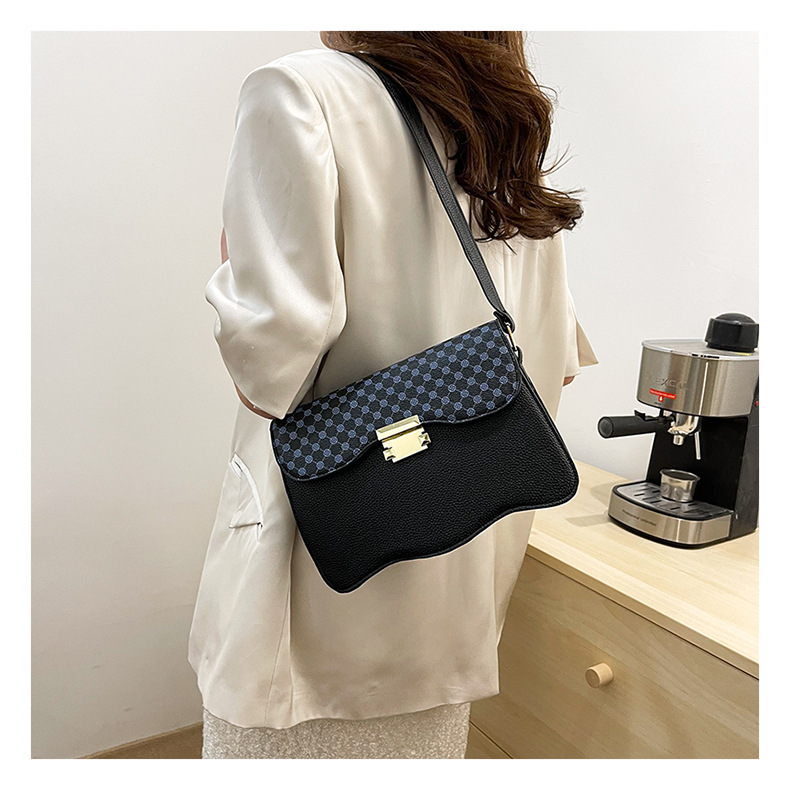 Women's Pu Leather Color Block Plaid Streetwear Sewing Thread Square Flip Cover Square Bag display picture 8