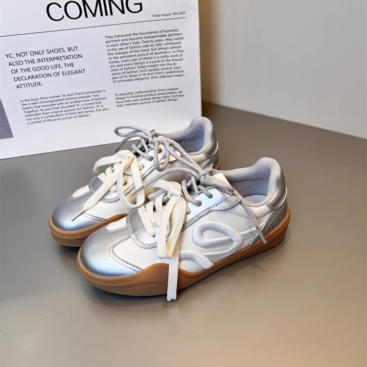 Zhao Zhaoyi con zapatos de entrenamiento rojos de mujeres 2025 primavera nueva piel bordada zapatos casuales de skate