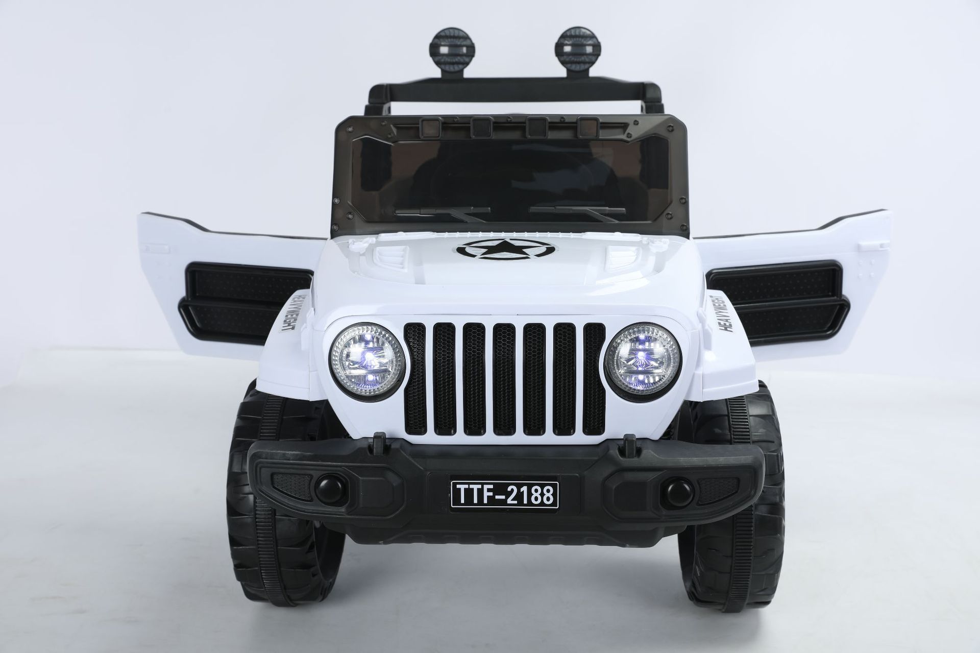 Coche eléctrico para niños El coche de control remoto de cuatro ruedas puede sentarse para niños y niñas cargando fuera de carretera con tracción en las cuatro ruedas bebé