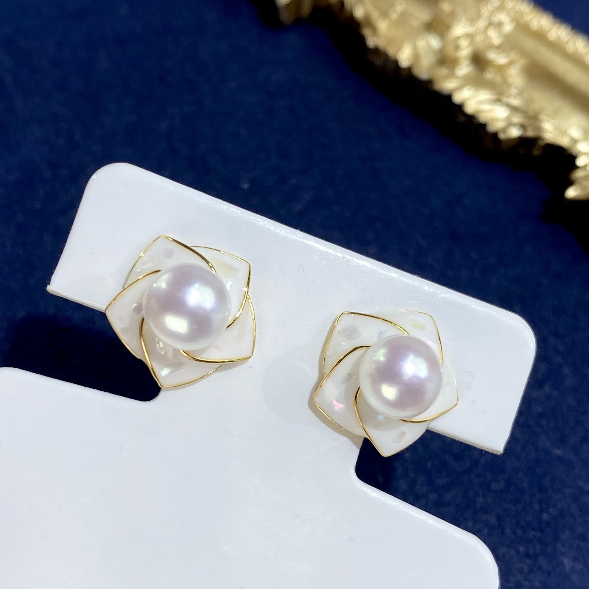 다섯 개의 꽃잎을 회전시키는 꽃