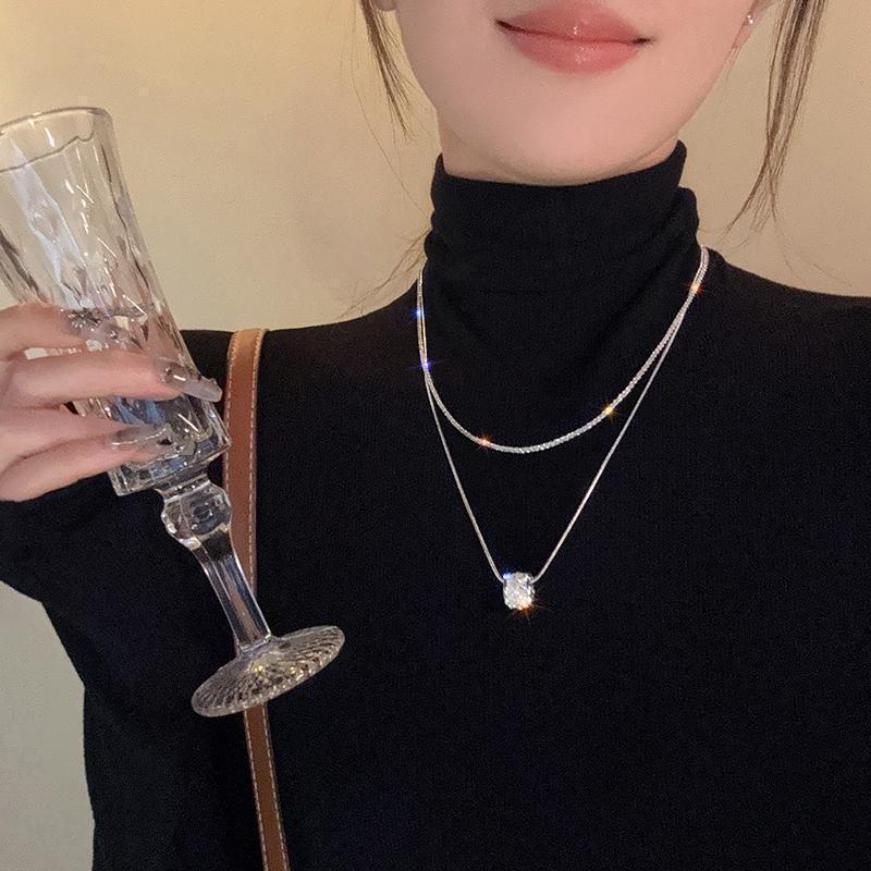 Collier long et élégant pour femme, style clavicule, design luxueux et raffiné, collection 2026._voghion.com
