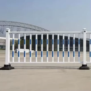 城市道路人车分流护栏 蓝白交通隔离栏杆 市政人行道防护围栏来图