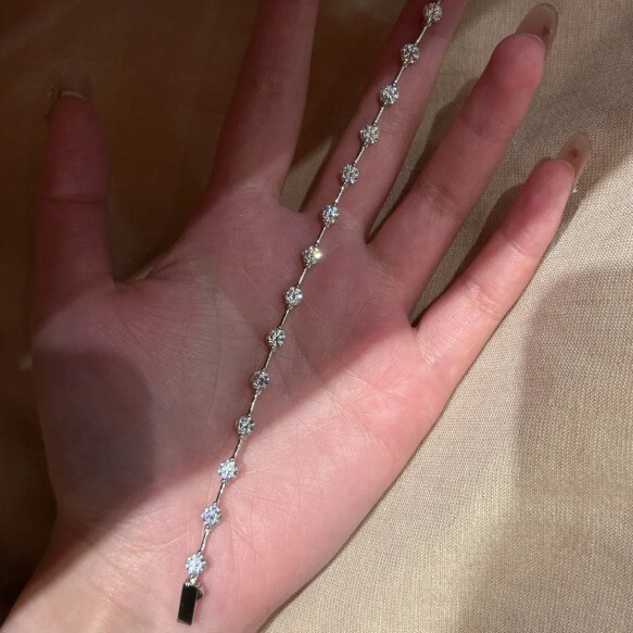 Xiaohongshu Fashion Sparkling Starry Snake Bone Bracelet for Women, Light Luxury, Elegant, High Aesthetic Value, Versatile Jewelry, One Piece Wholesale