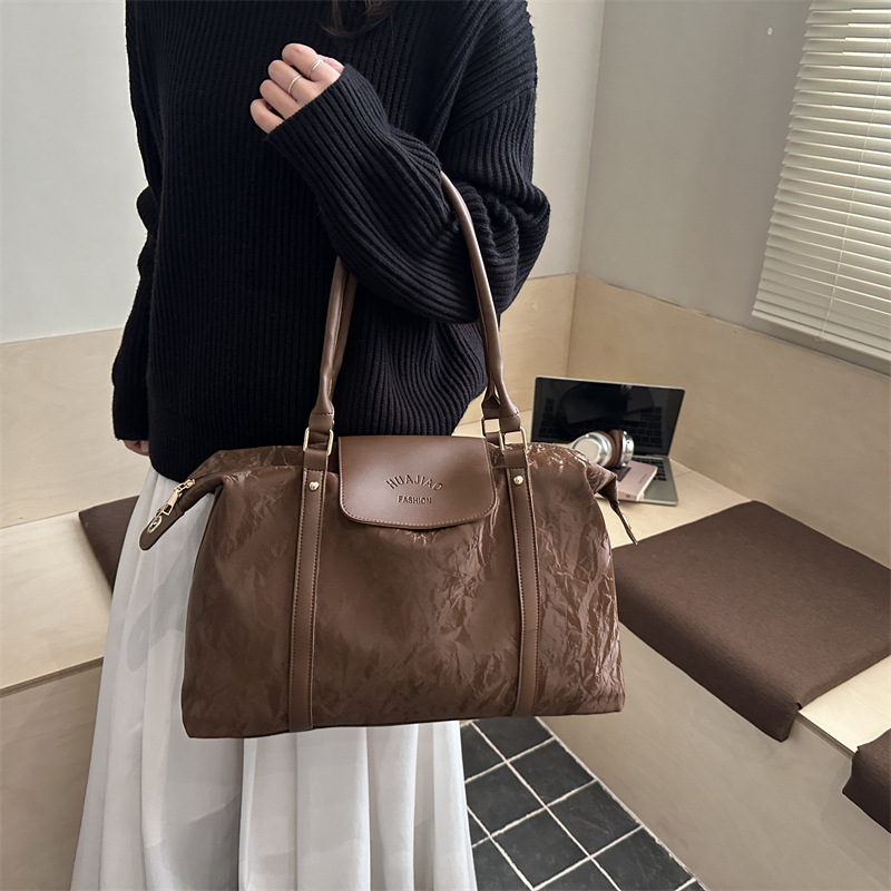 Capacious travel bag