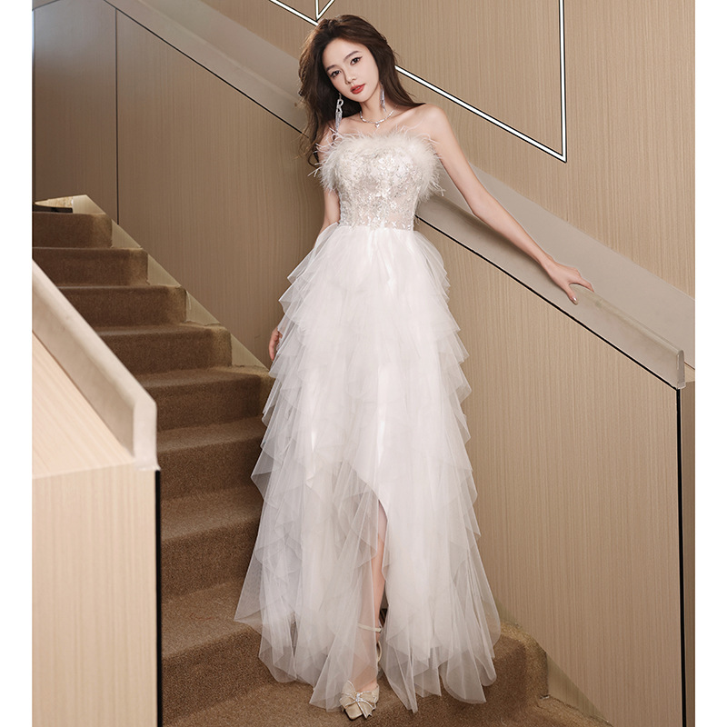 Đầm dạ hội cao cấp trắng tinh tế, thiết kế ôm body quyến rũ — Váy tiên nữ lông vũ màu trắng, Màu đen