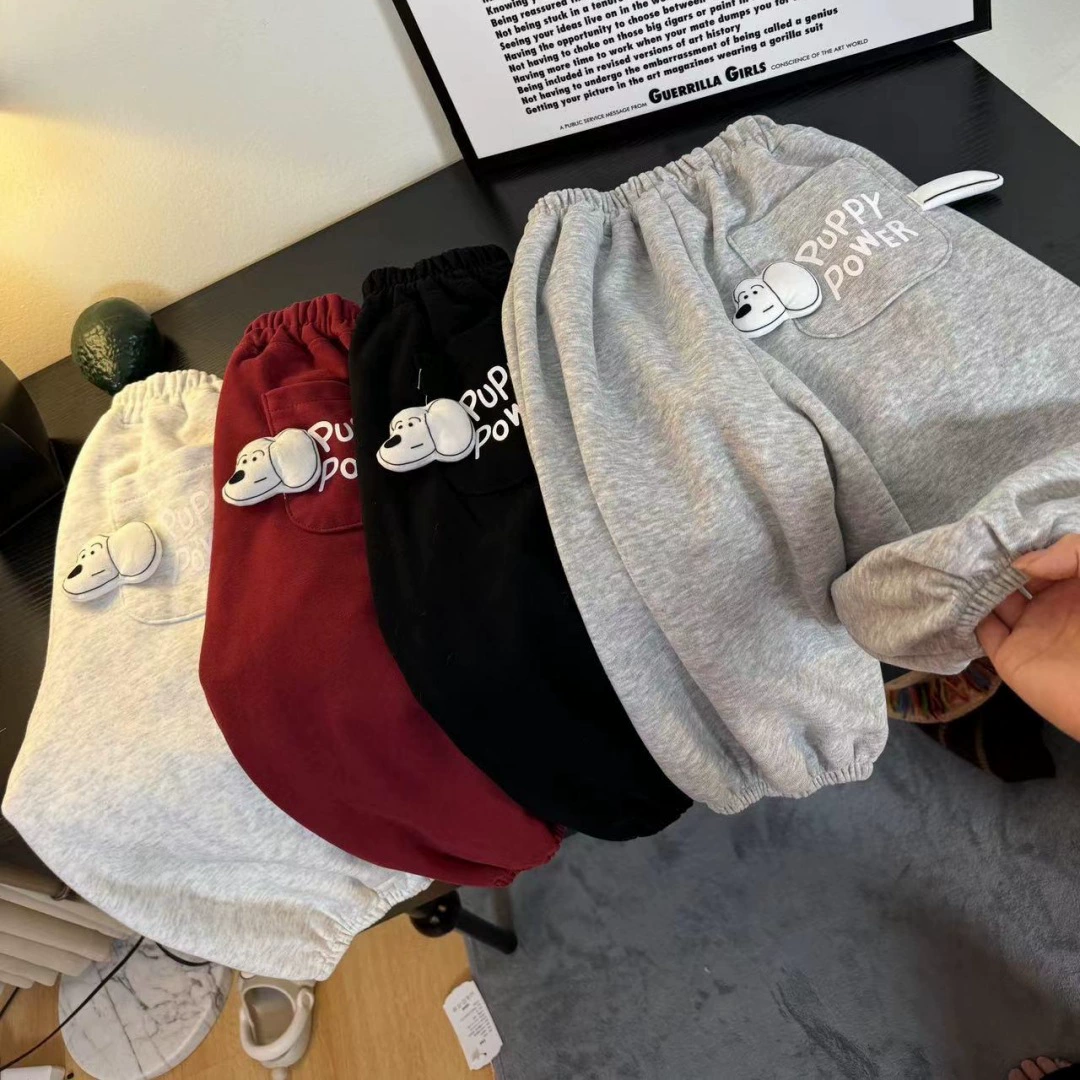 Новые милые модные спортивные штаны с карманами в виде щенков для мальчиков и девочек весны и осени 2025 года, стильные и очень очаровательные повседневные брюки для осени и зимы.