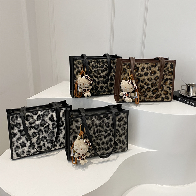 Leopardo tela de peluche bolso de mano para mujeres 2024 otoño nueva moda coreana moda bolso de hombro relajado bolso axilar