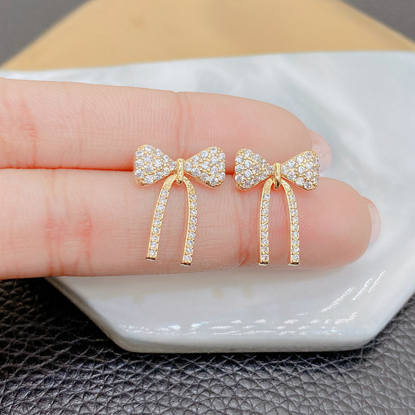 Cute sophisticated elegant fashionable universal earrings