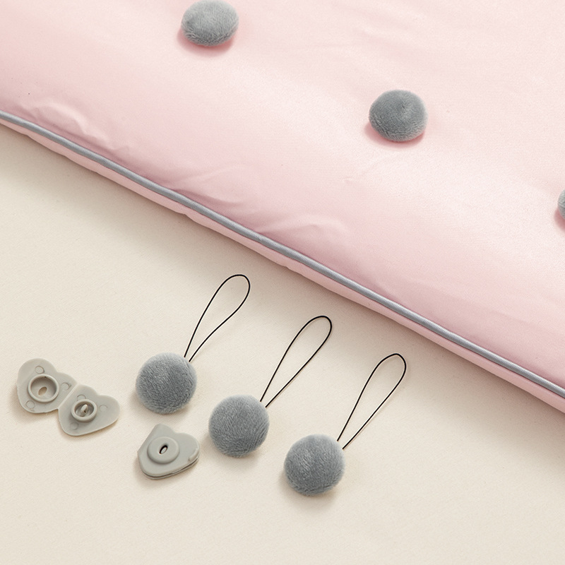 Серый круглый меховой шарик