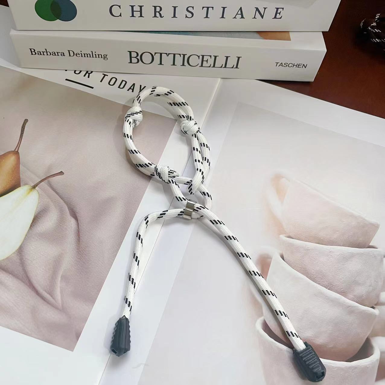 점핑 포인트 화이트