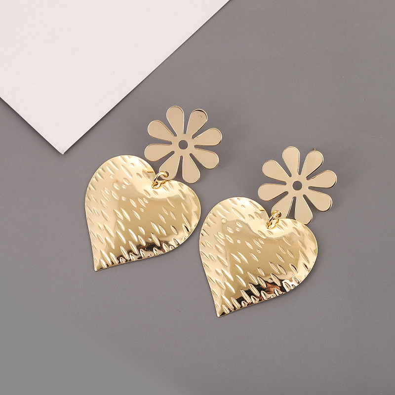 Retro Alloy Flower Love Heart Shape Earrings display picture 4