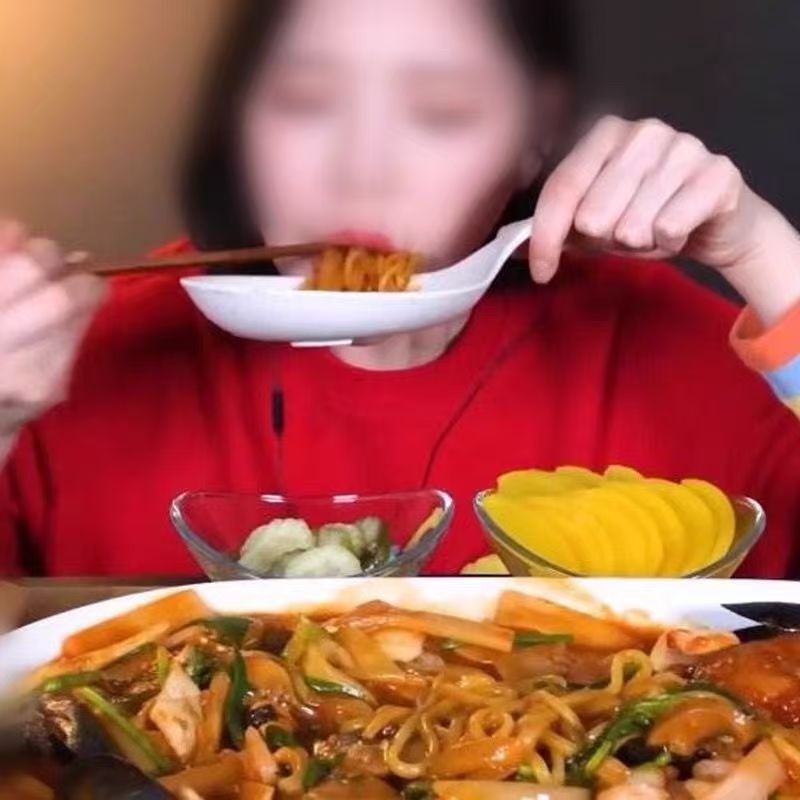 Boki, Corea del Sur, la misma cuchara grande, cubiertos blancos rojos en línea, platos de mano coreanos con mango, bandeja de receptores de mano