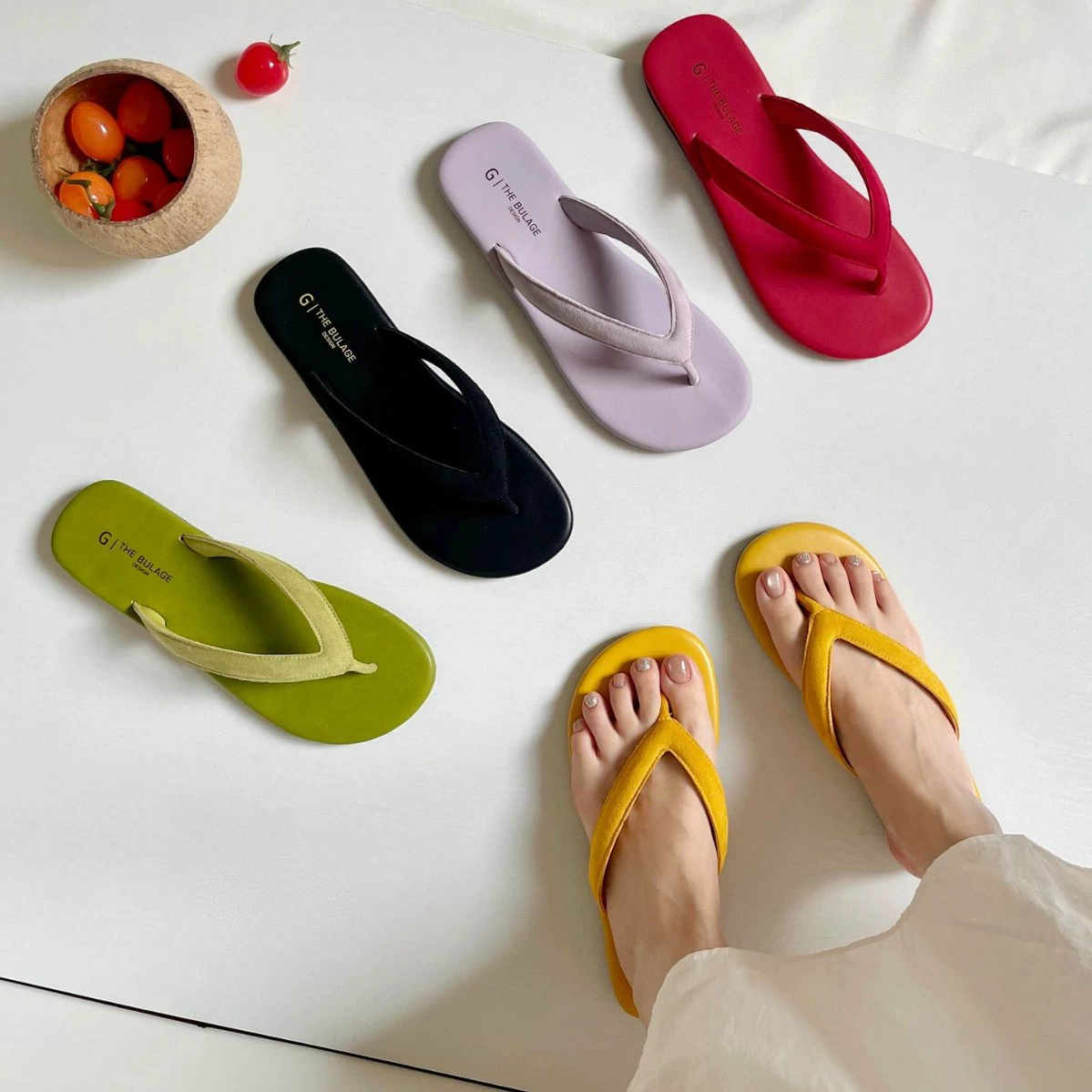 Женские летние сандалии-шлёпанцы, пляжные, нормкор, французский стиль 2025, контрастные цвета, универсальные, плоские, для отдыха.