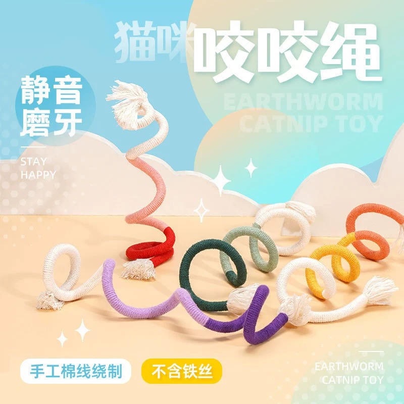 Кошка кусает веревку игрушка от привет