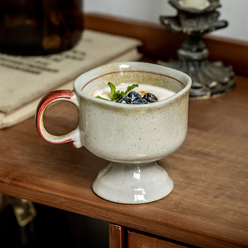 El estilo medieval hace viejas tazas de cerámica gruesa, tazas de café de nicho doméstico, tazas de yogur hechas a mano, tazas de comercio electrónico al por mayor.