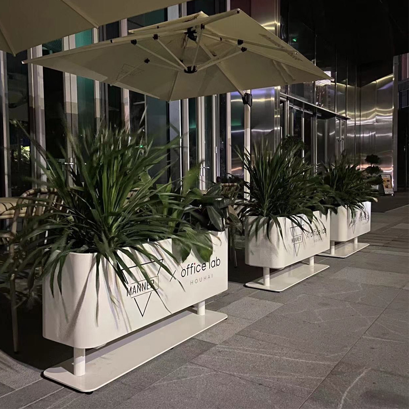 Floor-standing rectangular metal flower boxes, green planters for outdoor display in shopping mall stores, trendy shop partitions, and tall flower boxes