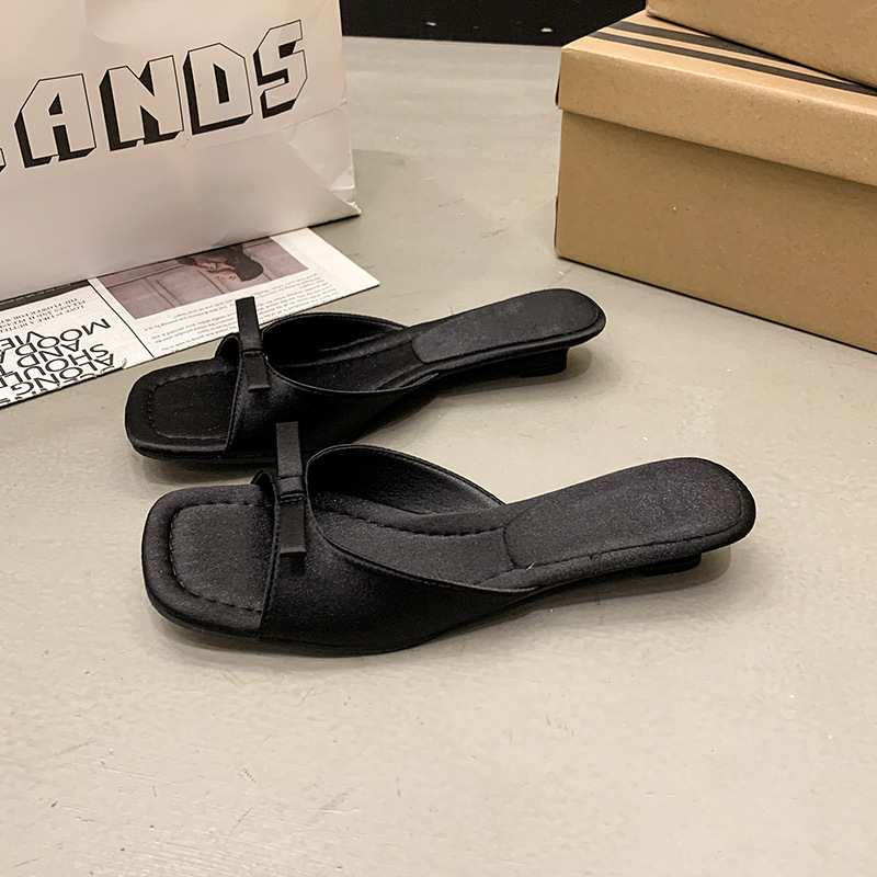 Gran tamaño 2025 verano nuevo estilo tacón bajo ropa exterior bowknot moda de alto valor sandalias y zapatillas de estilo occidental de alta gama mujeres