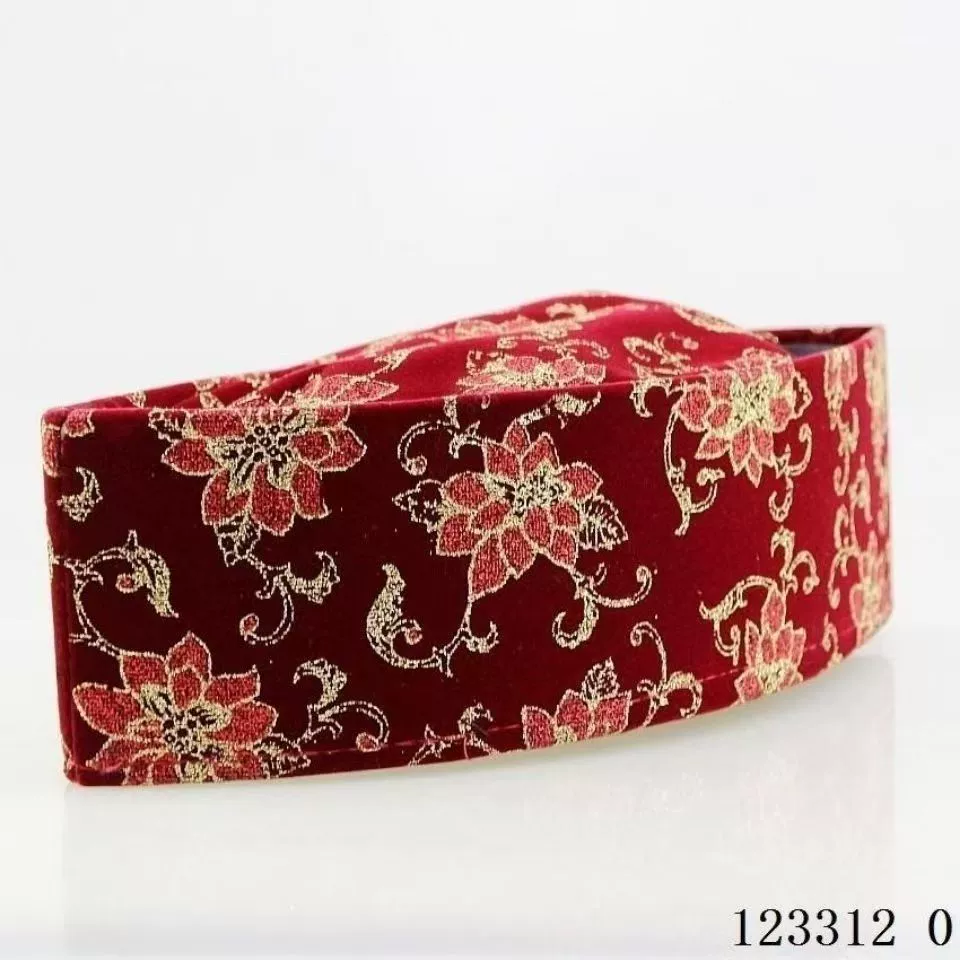 Трансграничная поставка мусульманских молитвенных шапочек из замши, малайских шапочек-лодочек, исламских мужских шапочек в Юго-Восточной Азии. Готовы к оптовой продаже и доставке в Россию.