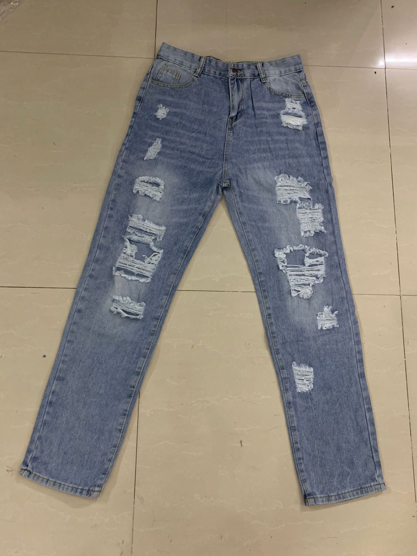 Jeans de pernera recta rasgados con agua lavada NSJRM72194