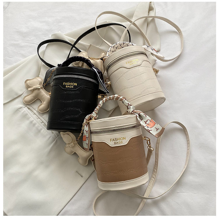 2022 New Fashion Women's Stitching Portable Shoulder Cross Body Bucket Bag display picture 5