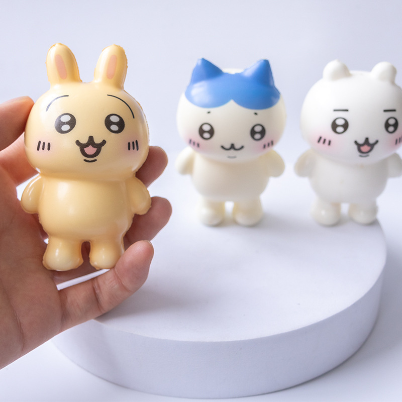 吉伊卡わぁchiiawaは子供のおもちゃをつまんでゆっくりと弾きます。|undefined