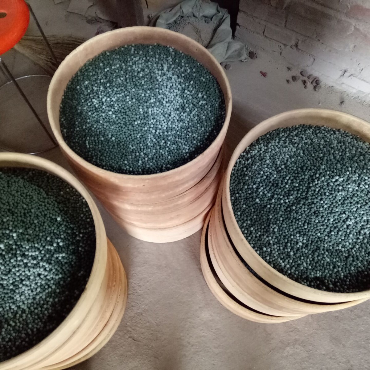 厂家现货批发混色陶瓷球 麦饭石球坐垫填充电气石球花洒专用球陶