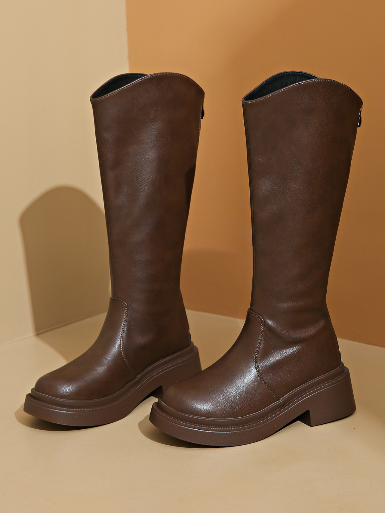 Collection Automne-Hiver 2025 : Bottes hautes pour femmes, bout rond, talons tendance, fermeture éclair au dos, style rétro_voghion.com