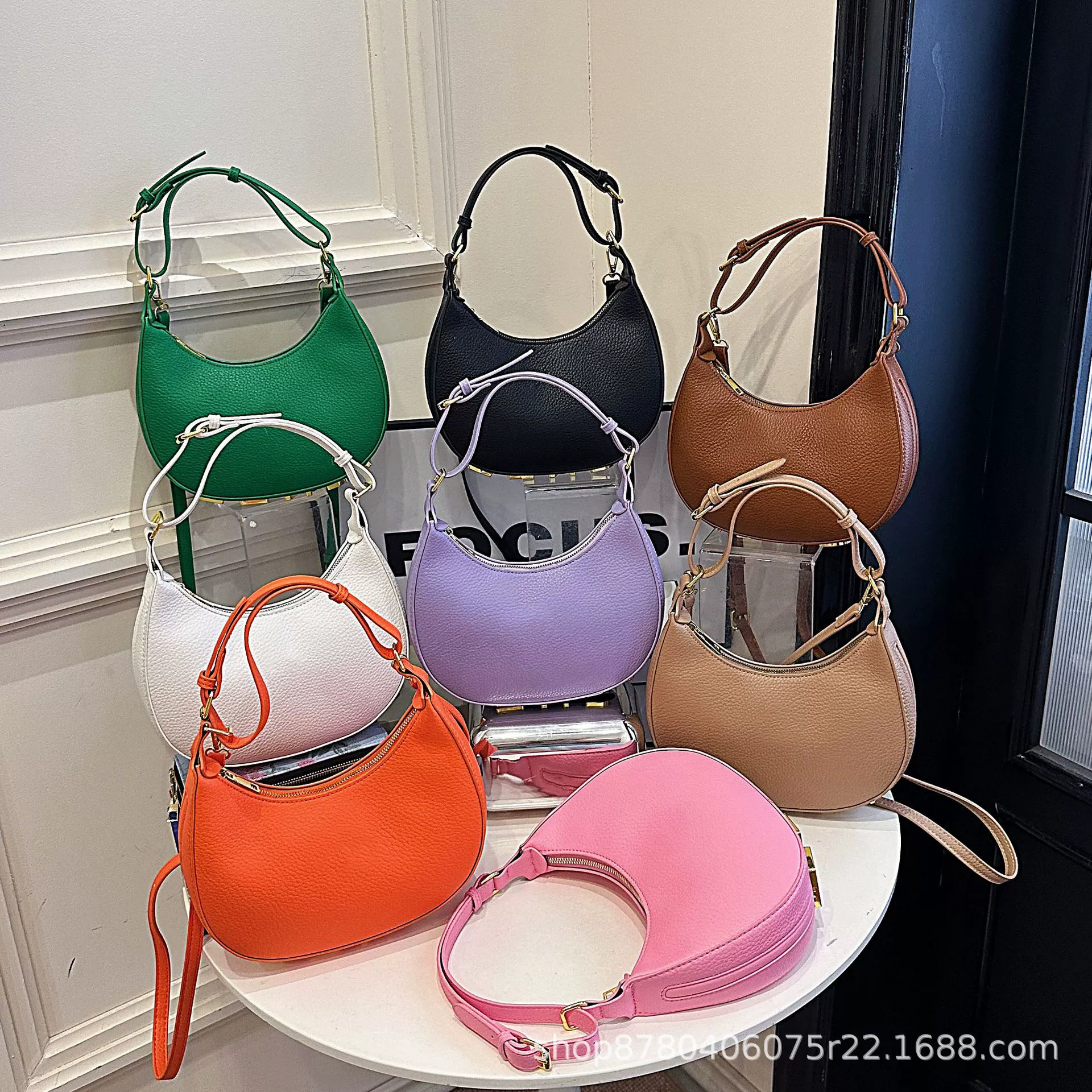 Сумки французские женские сумки 2025 новая F семейство подмышечная сумка через плечо ручная полукруглая сумка в форме полумесяца