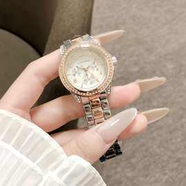 精致镶钻多盘计时白色表盘配间金精钢表带石英机芯打造轻奢风格