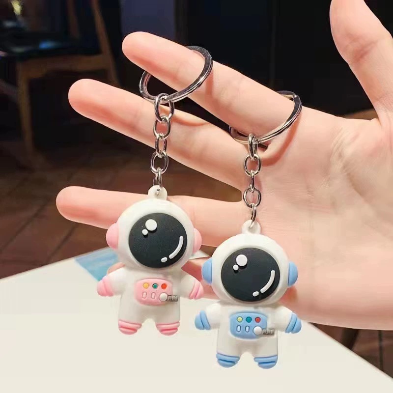 Astronauta llavero pequeño colgante encantador corazón de niña dibujos animados muñeca creativa de goma blanda astronauta pareja colgante