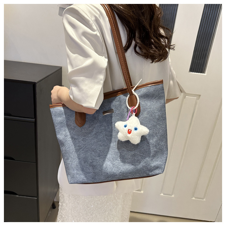 Wholesale of new large-capacity, simple and fashionable casual commuter single-shoulder bags and women's underarm bags for the summer of 2024 in foreign trade undefined