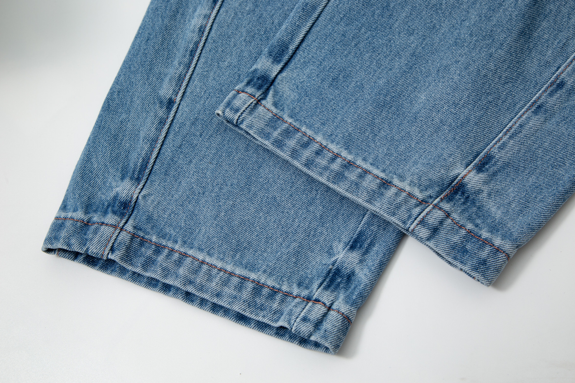 Hellblaue High-waist Balloon Jeans Mit Geschwungenem Saum Damen_voghion.com