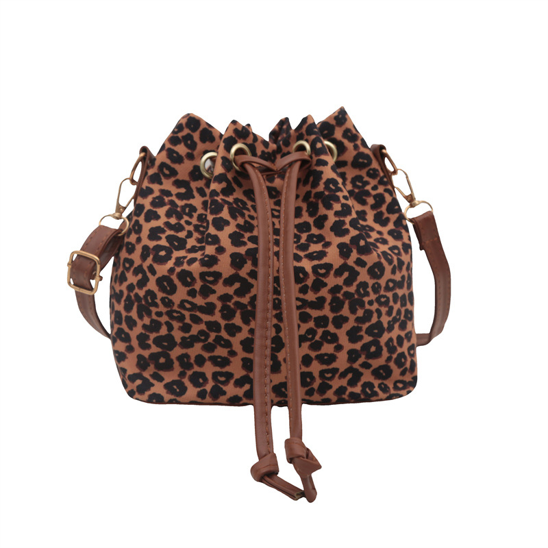 Nicho de diseño de leopardo correa bolso de cubo de agua mochila para mujeres 2024 nuevo popular bolso de hombro a cuadrillas portátiles