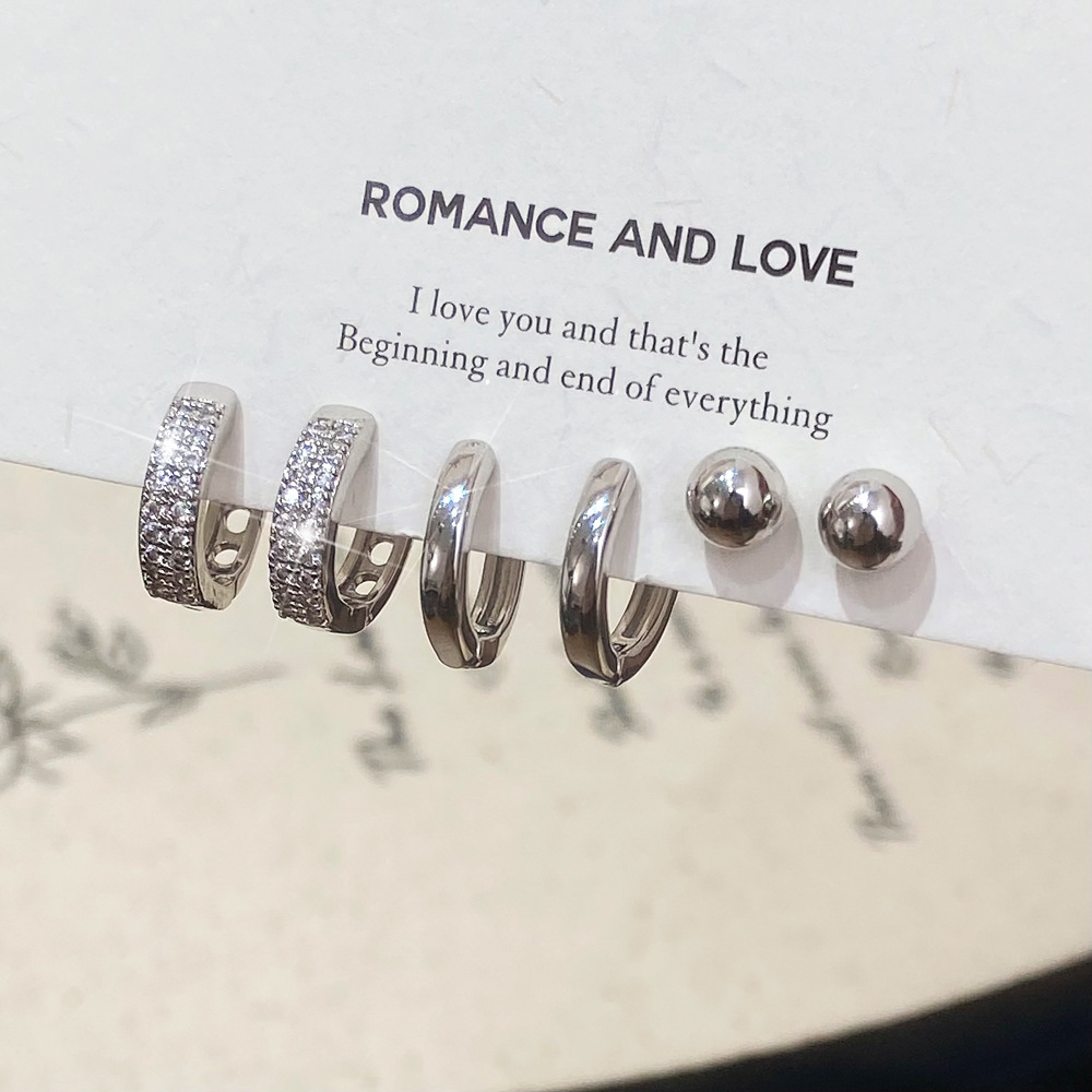 Geometric earrings with zircon