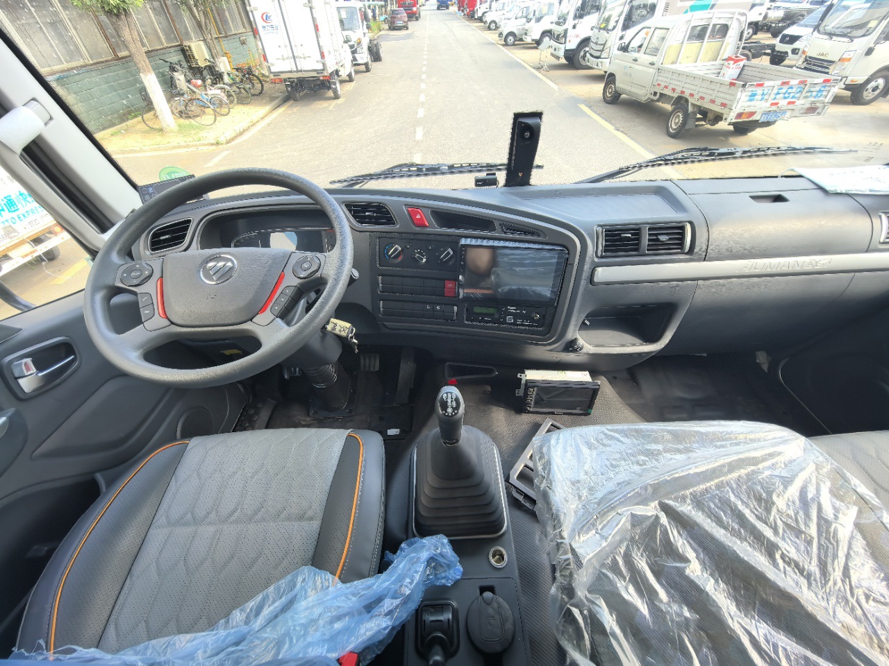 Foton Auman planetary small three-axle refrigerated truck ( 9.6m )  Foton Auman refrigerated truck 9.6m  Refrigerated truck