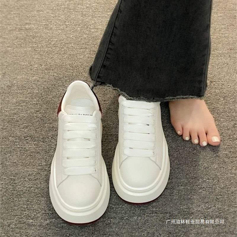 New Black and White Stitching Thick-Soled Skateboard Shoes for Women Chic Hong Kong Style Retro Breathable White Shoes High-Value Trendyy Shoes