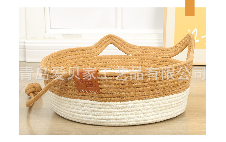 흰색과 잔디 노란색 공