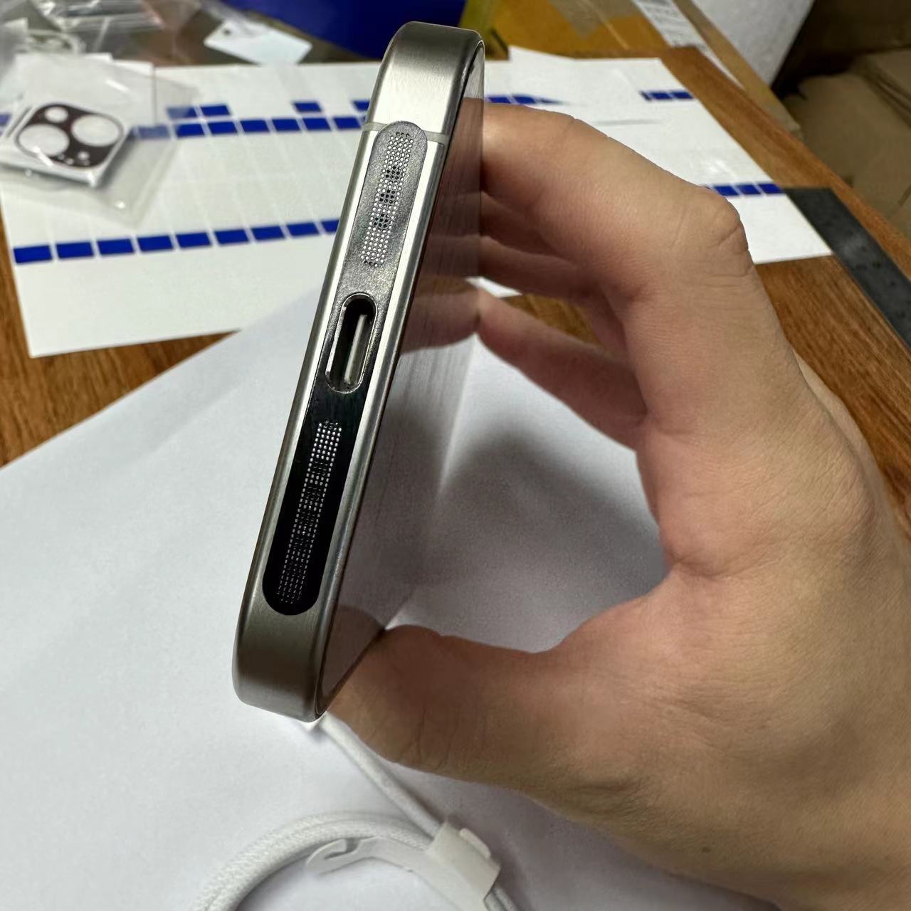 Aplicable a iPhone15 inferior de metal a prueba de polvo Net Apple 15Pro altavoz de metal a prueba de polvo pegatinas especiales 15 pegatinas