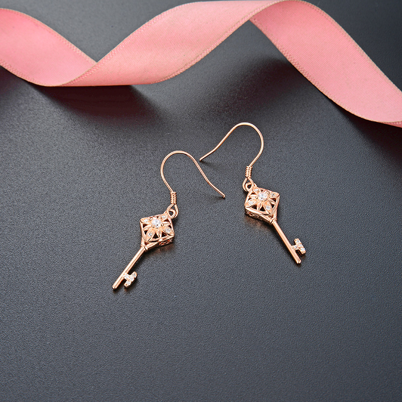 Estilo simple accesorios en forma de llave de diamante estilo japonés y coreano s925 pendientes de circón de plata pendientes de las mujeres populares