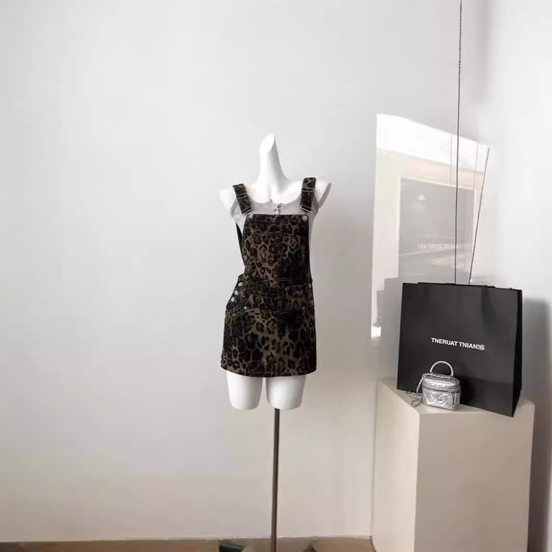 2026 American Style Spicy Retro Leopard Print Lined Denim Suspender Skirt Pants, New Loose Slimming Short Skirt for Spring and Autumn 2026 American Style Spicy Retro Leopard Print Lined Denim Suspender Skirt Pants, New Loose Slimming Short Skirt for Spring and Autumn