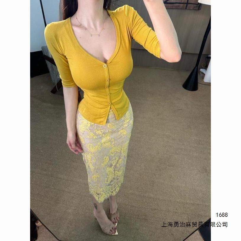 轻熟风御姐明艳黄色V领短袖修身针织上衣包臀半身裙显瘦百搭套装