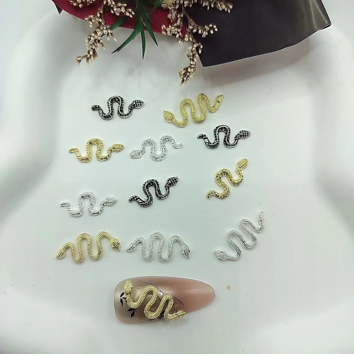 국경 새로운 3 차원 금속 뱀 성격 미세 라인 스몰 사이즈 합금 뱀 네일 장식 네일 소스 공장