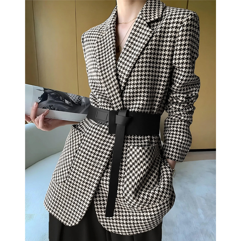 Fashionable classic elegant small suit
