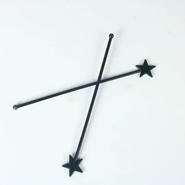 骰子、筹码;调酒器;水果叉